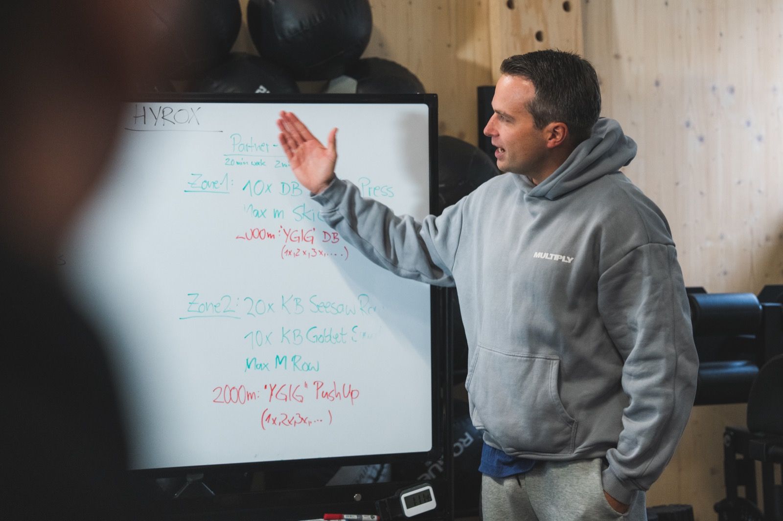 Coach von CrossFit KH bei der Anleitung